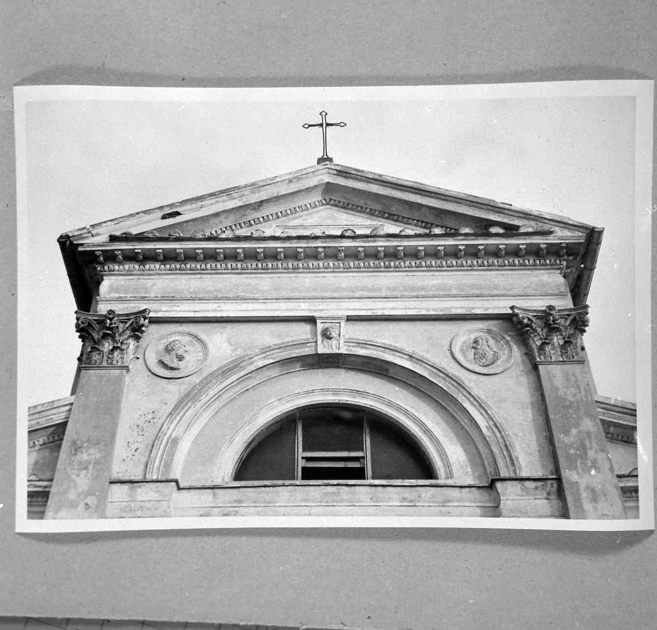 San Pietro, San Paolo, un serafino (rilievo) di Ballanti Graziani Giovanni Battista (sec. XIX)