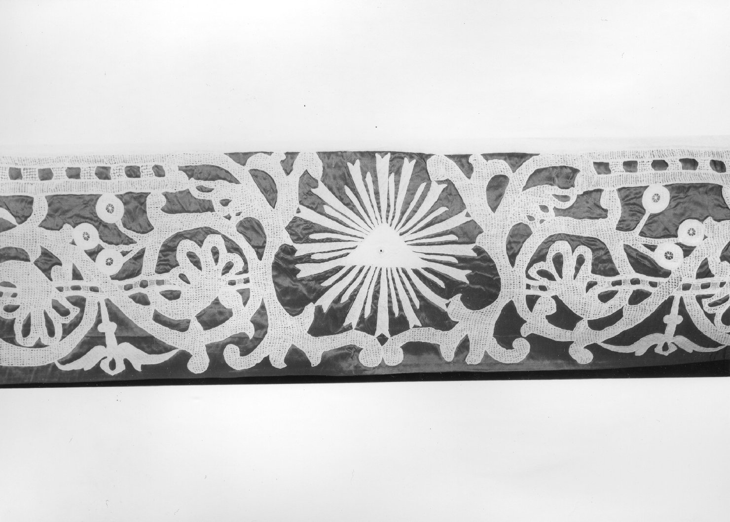 occhio divino (tovaglia d'altare) - manifattura romagnola (sec. XIX)