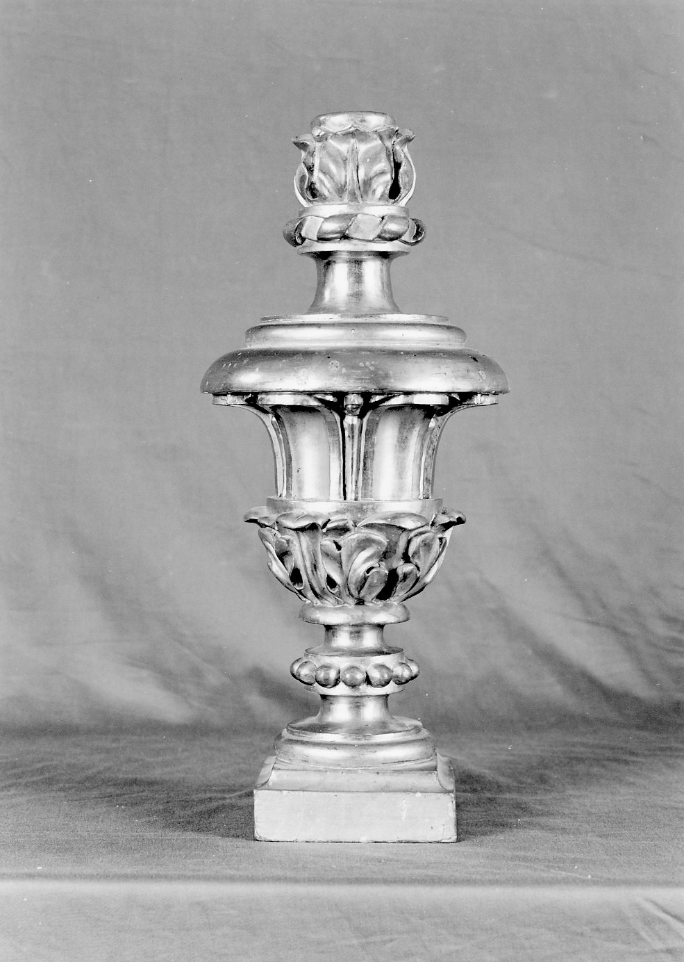 vaso d'altare con composizione floreale - produzione faentina (sec. XIX)