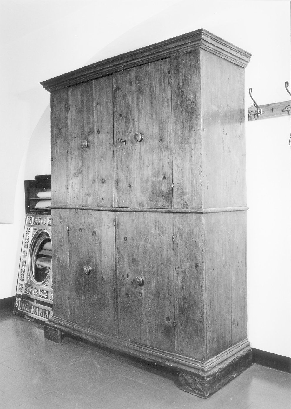 armadio - ambito faentino (seconda metà sec. XVII)