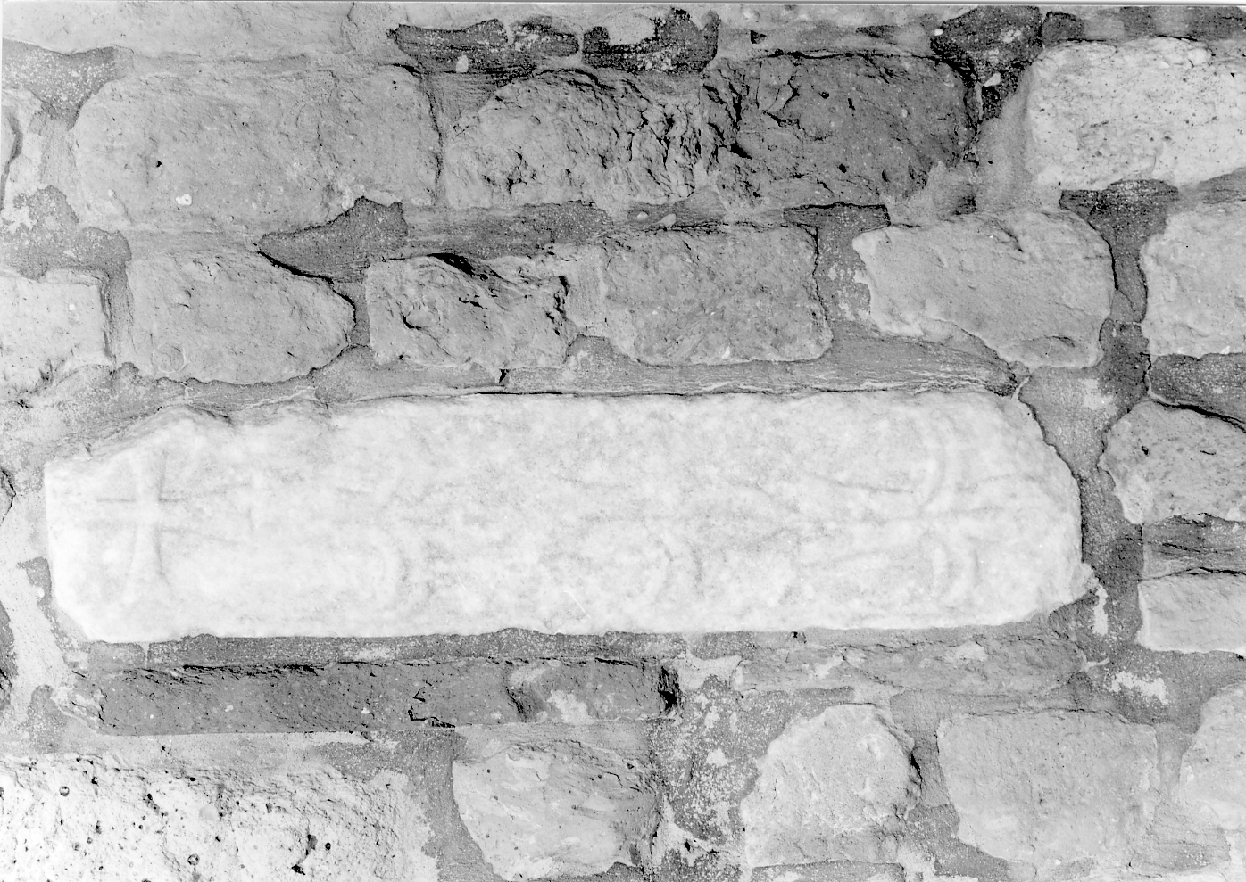 motivo decorativo a croce e foglie triplici (rilievo, frammento) - bottega bizantino-ravennate (secc. VI/ VII)