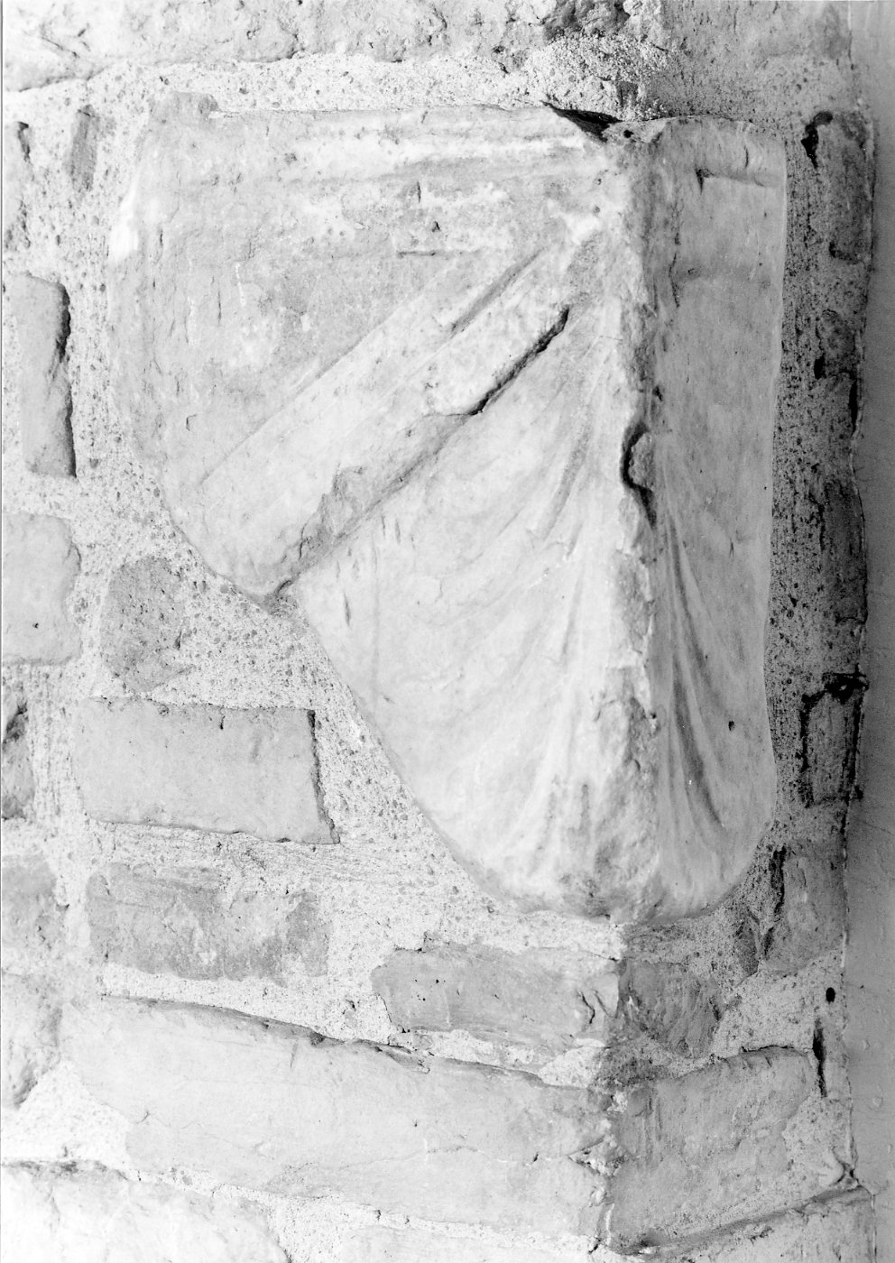 stele funeraria, frammento - produzione romana (secc. I/ III)