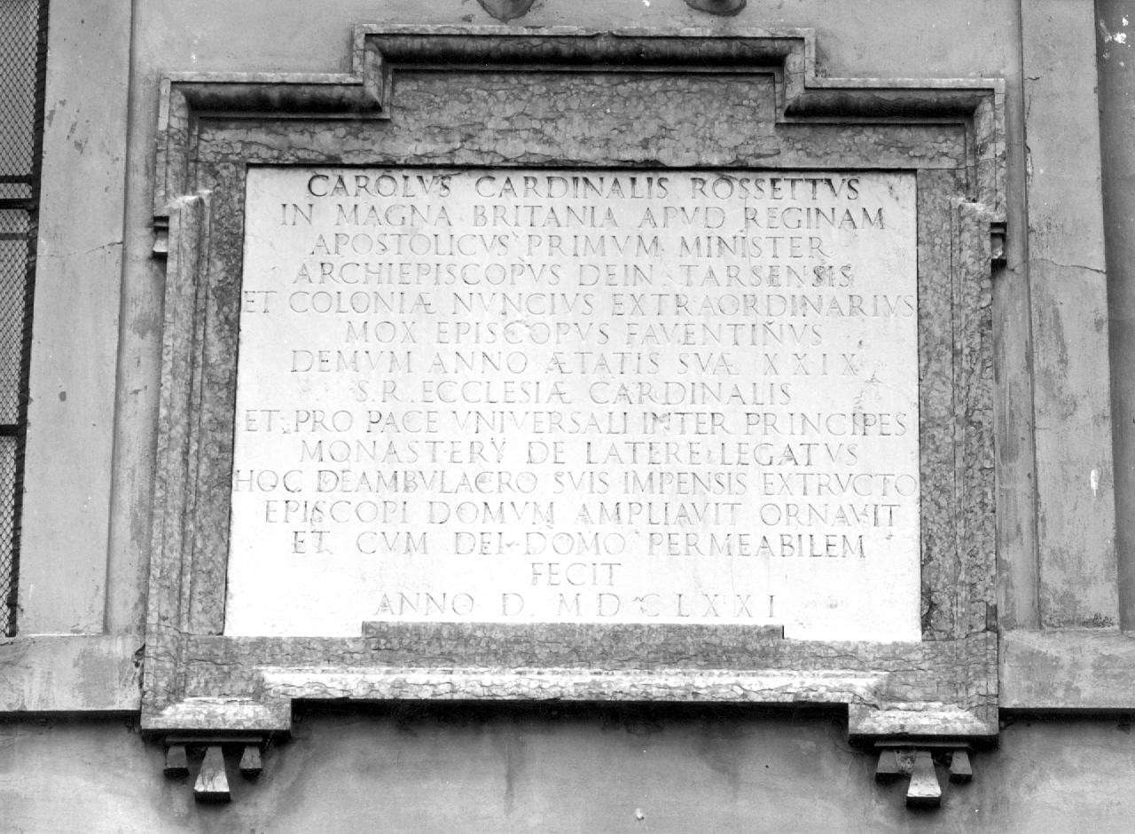 Lapide relativa al compimento della galleria chiusa sopra il portico che collega l'episcopio alla cattedrale (lapide commemorativa) - ambito faentino (sec. XVII)