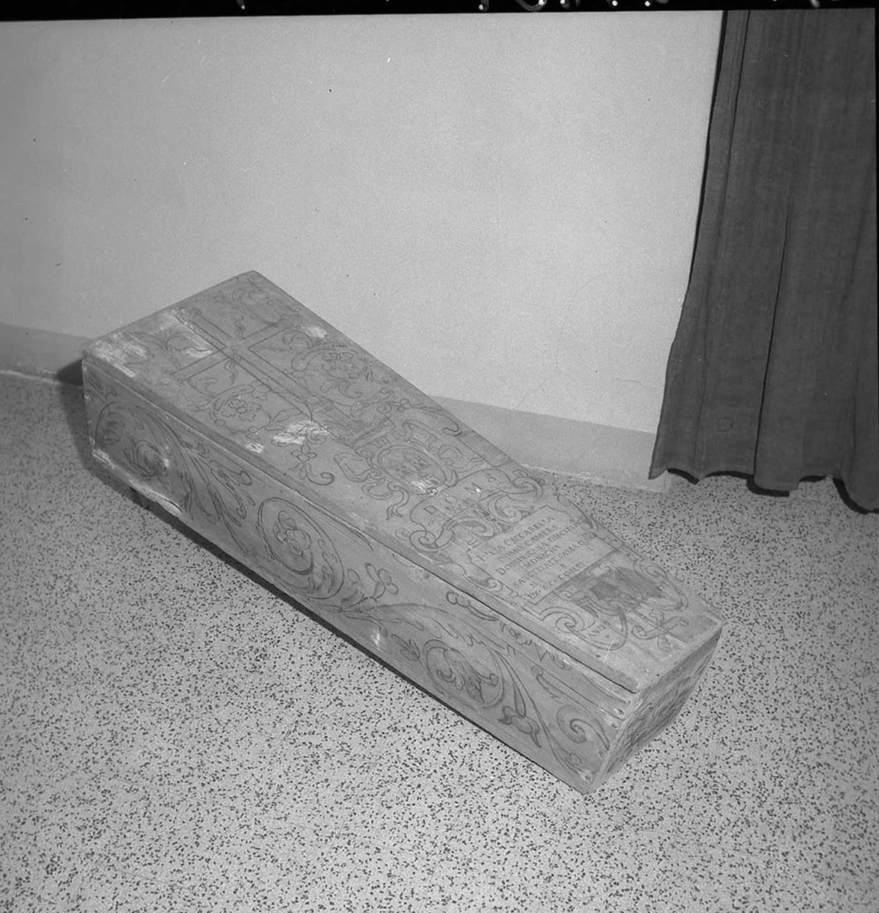 sarcofago - a cassa - bottega di Camerino (sec. XVII)