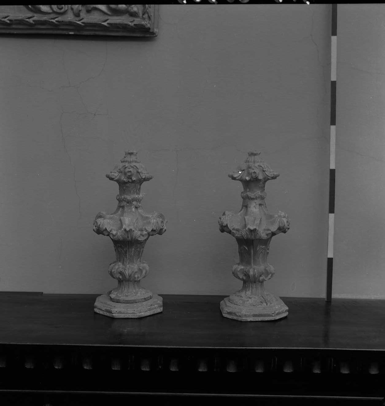 vaso d'altare con composizione floreale - bottega faentina (sec. XVIII)