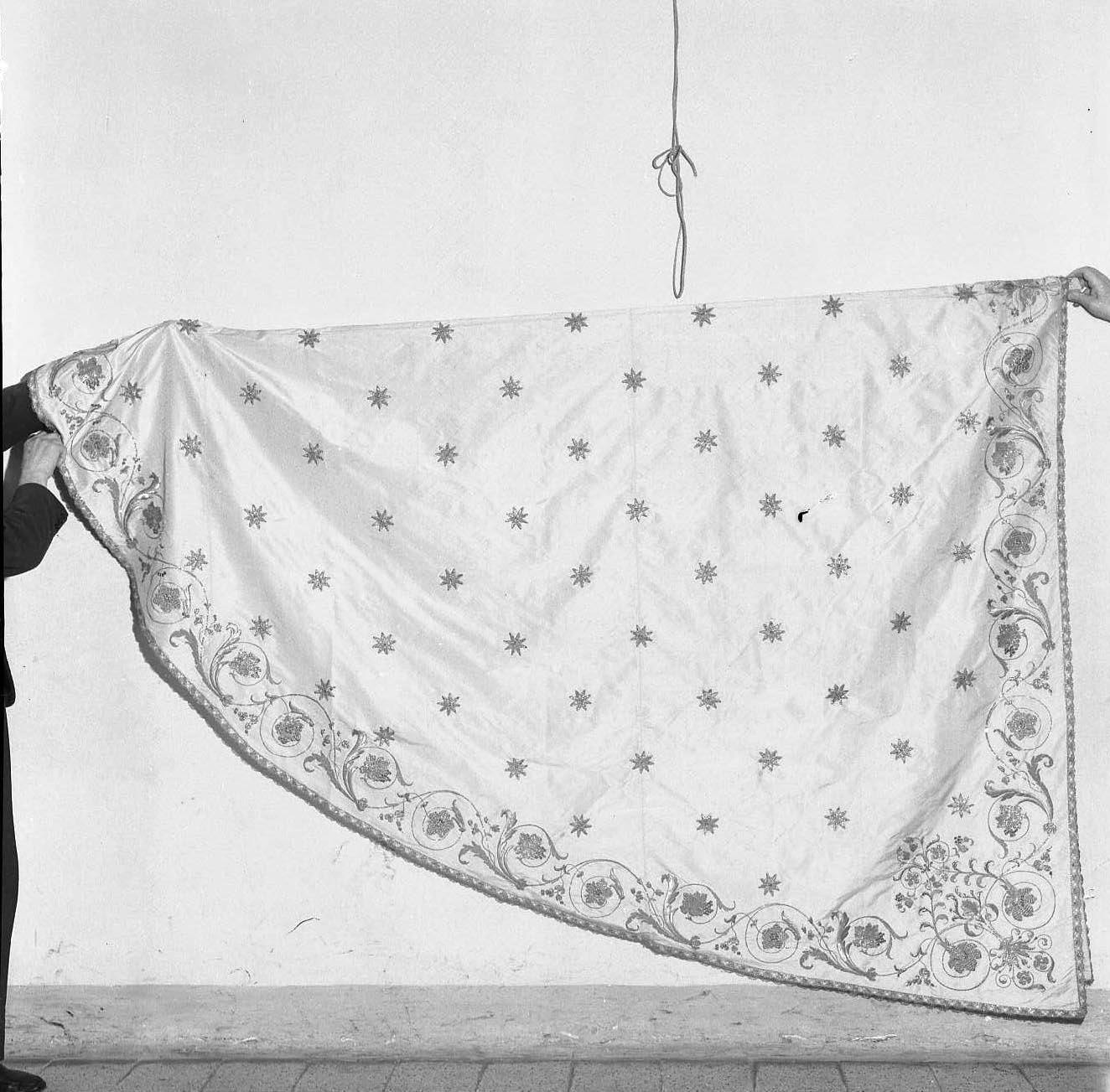 mantello di statua di Carnevali Elena (sec. XIX)