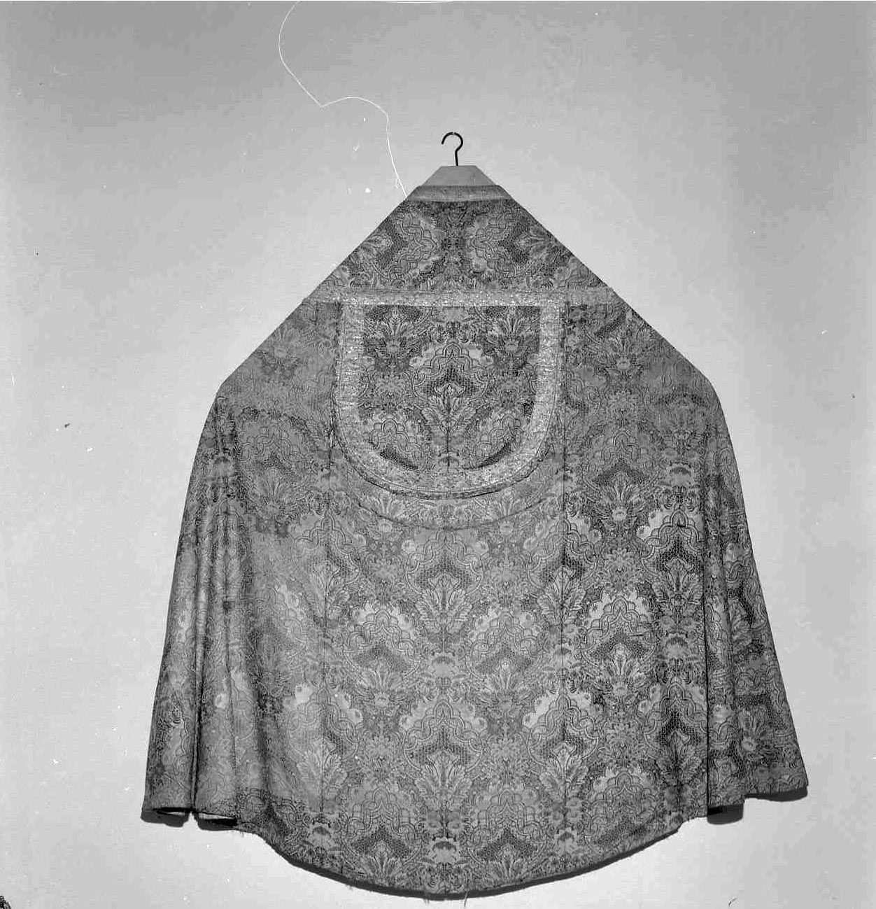 piviale - manifattura francese (fine/inizio secc. XVII/ XVIII)