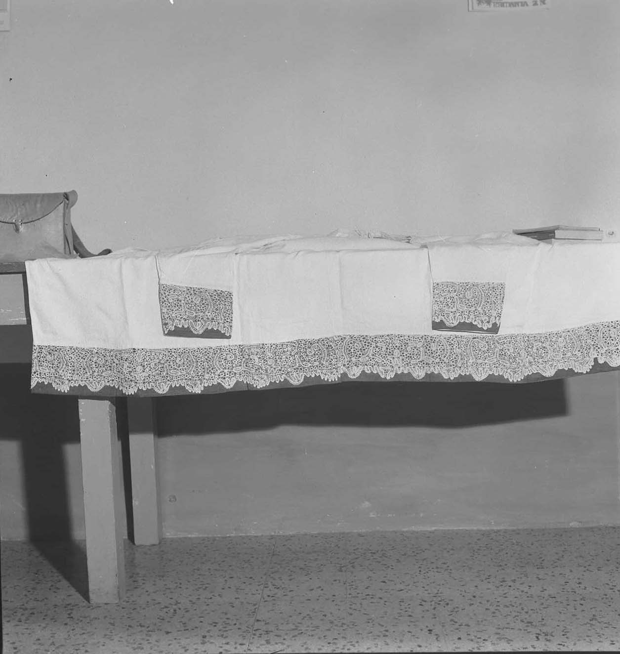 camice - manifattura italiana (fine/inizio secc. XVII/ XVIII)