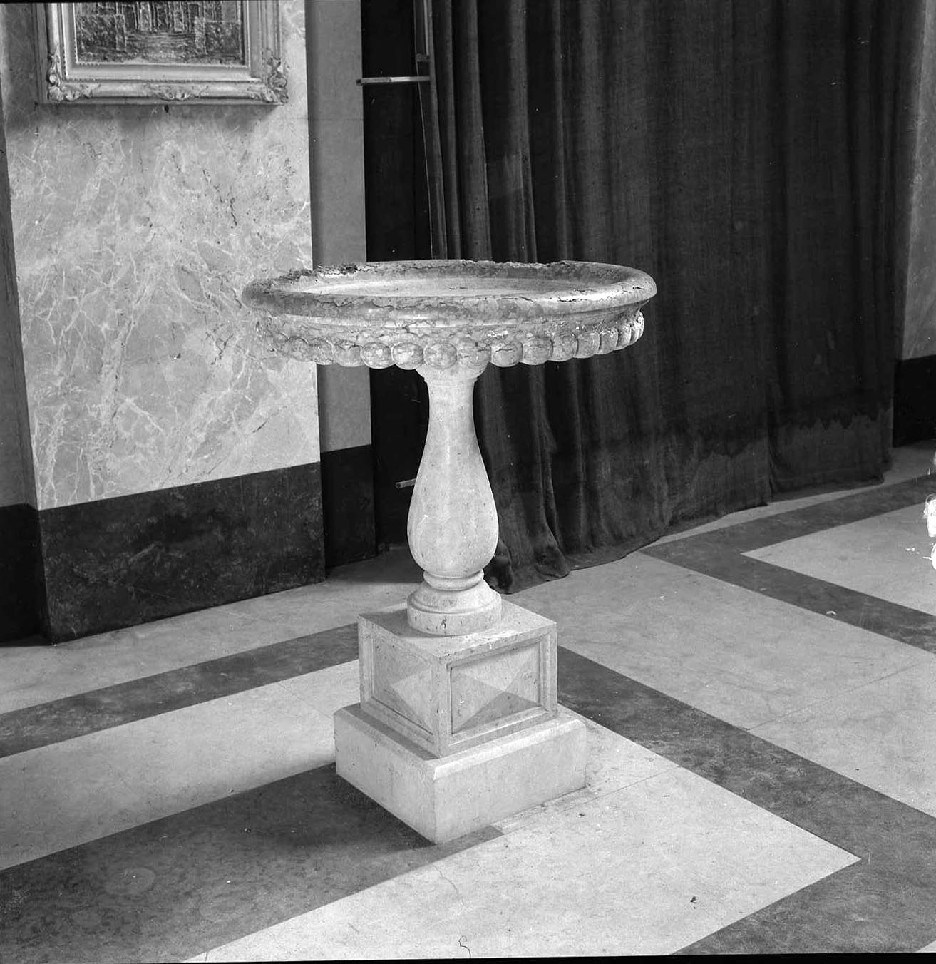 acquasantiera - a fusto, serie - bottega italiana (sec. XVII)