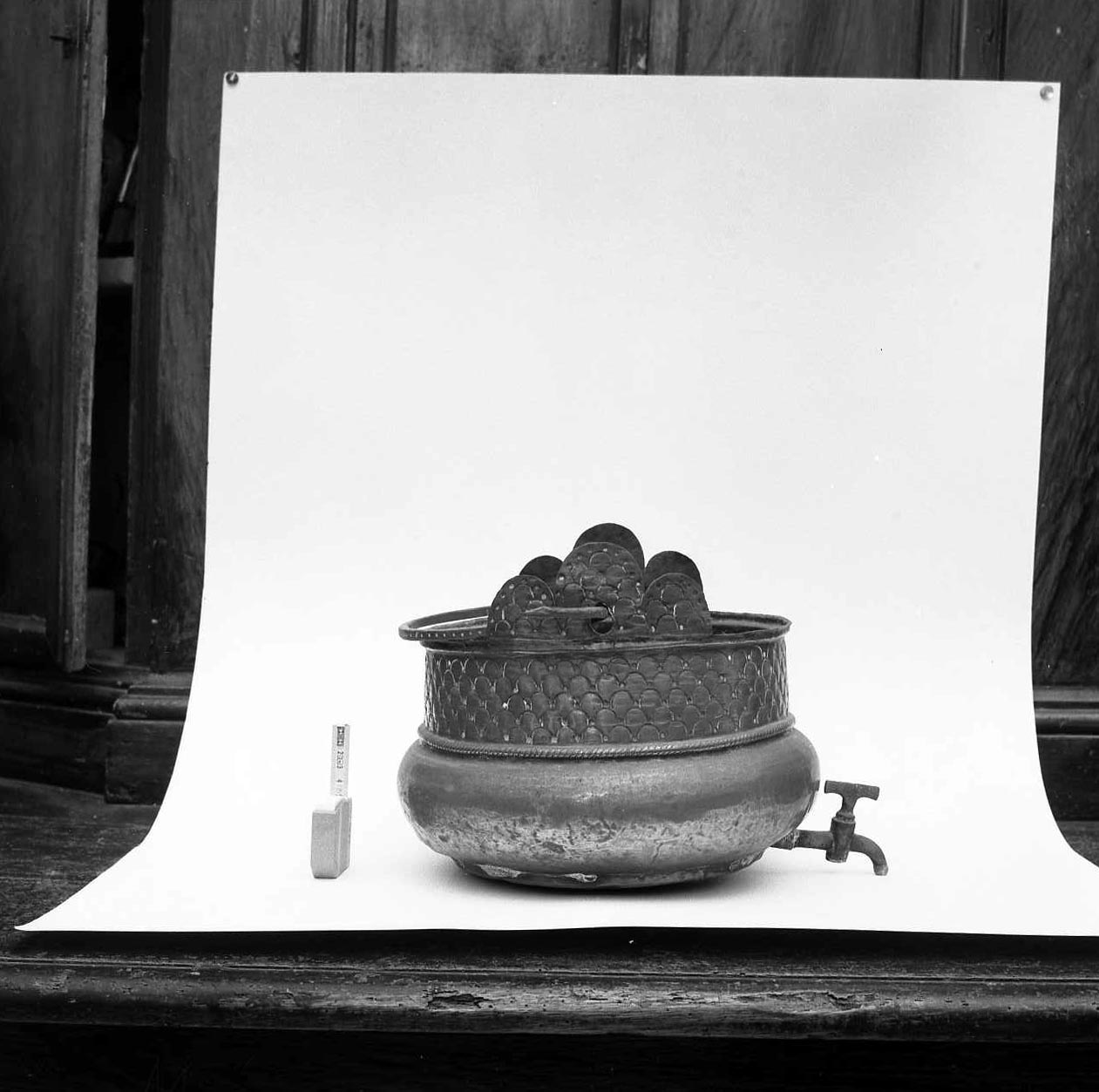 secchiello per l'acqua benedetta - bottega italiana (sec. XVII)