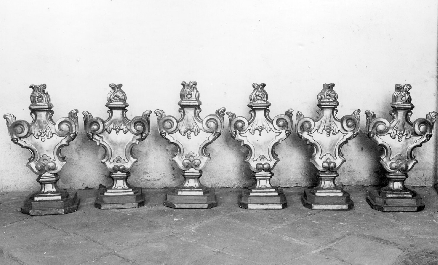 vaso d'altare con composizione floreale - ambito emiliano-romagnolo (?) (sec. XVIII)