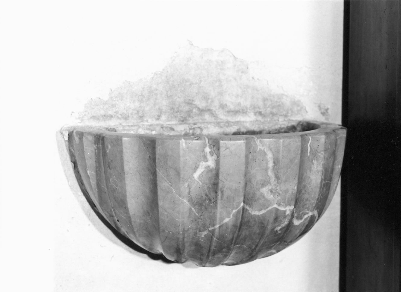 acquasantiera - a conchiglia - manifattura emiliano-romagnola (sec. XIX)