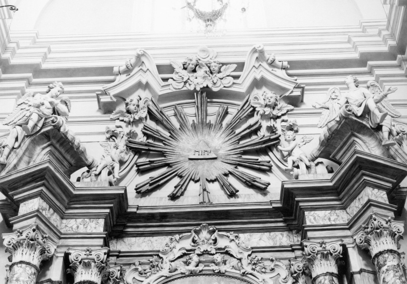 gloria di angeli e cherubini (decorazione plastica) di Della Quercia Cassiano (attribuito), Della Quercia Ignazio (sec. XVIII)