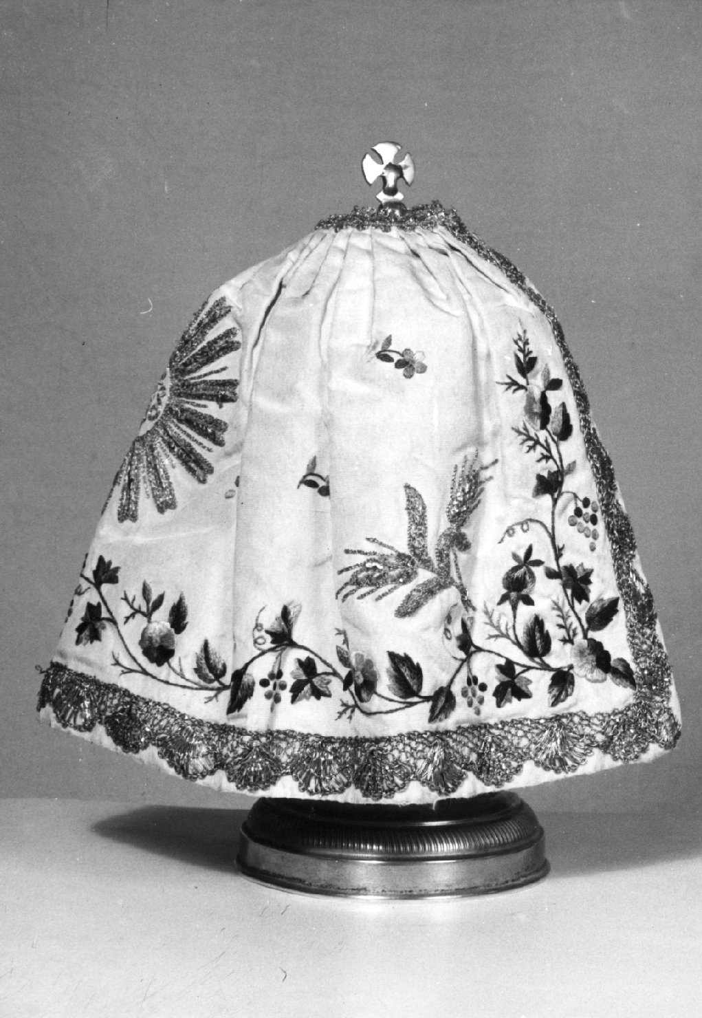 conopeo di pisside - manifattura italiana (fine/inizio secc. XVIII/ XIX)