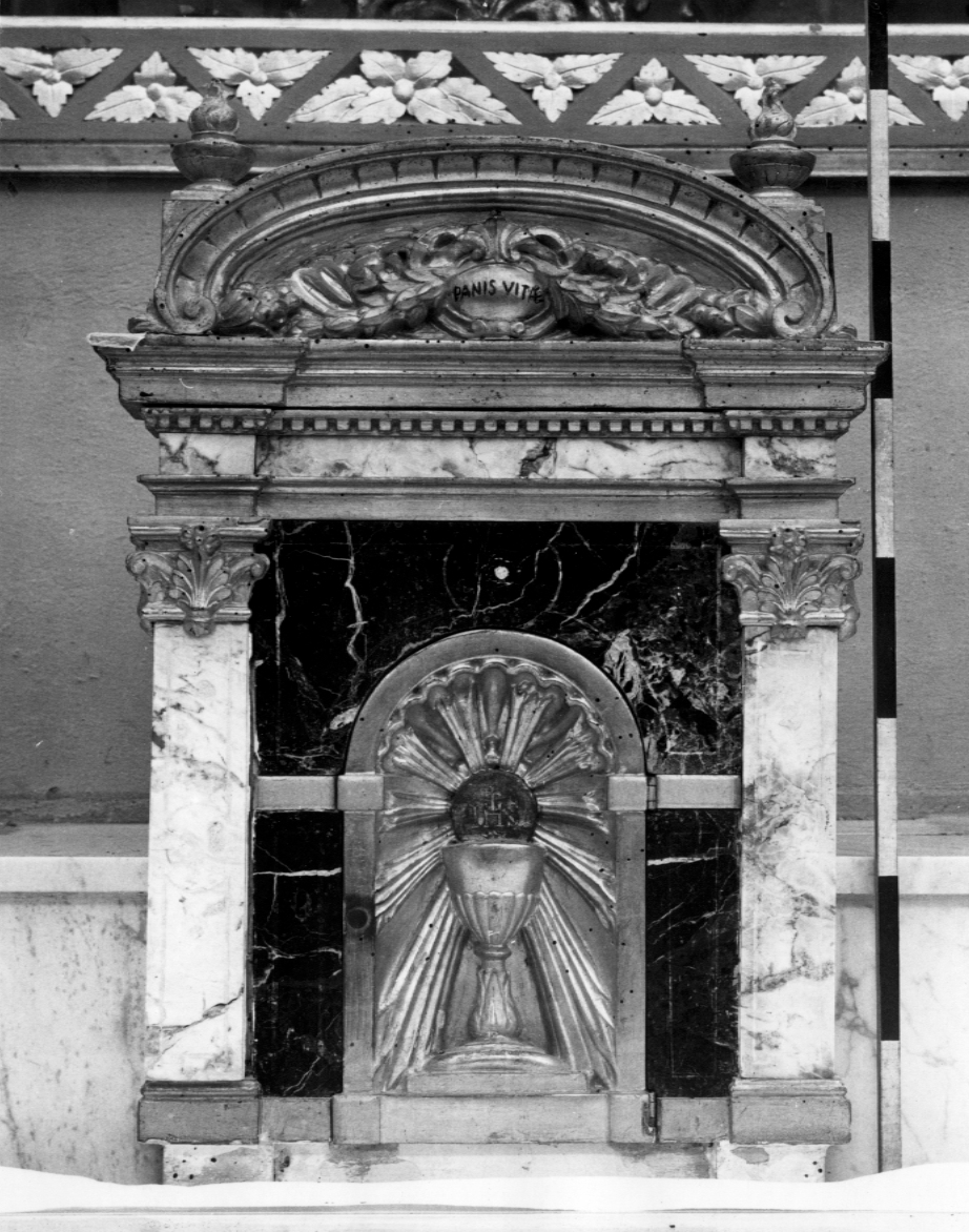 motivi decorativi architettonici/ ostia raggiata (tabernacolo - a frontale architettonico) - produzione romagnola (sec. XVII)