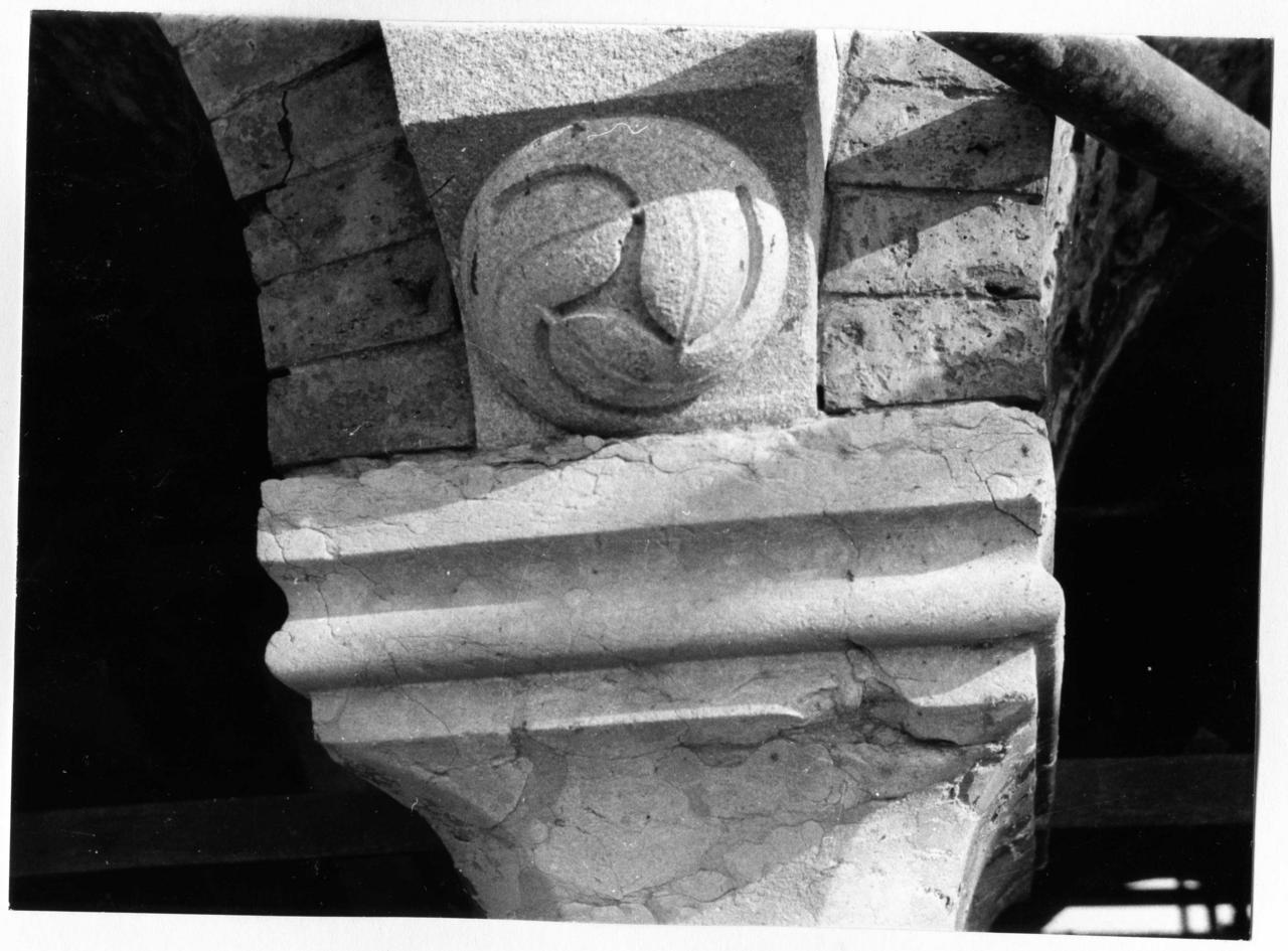 foglia (scultura) - bottega campionese (?) (inizio sec. XIII)