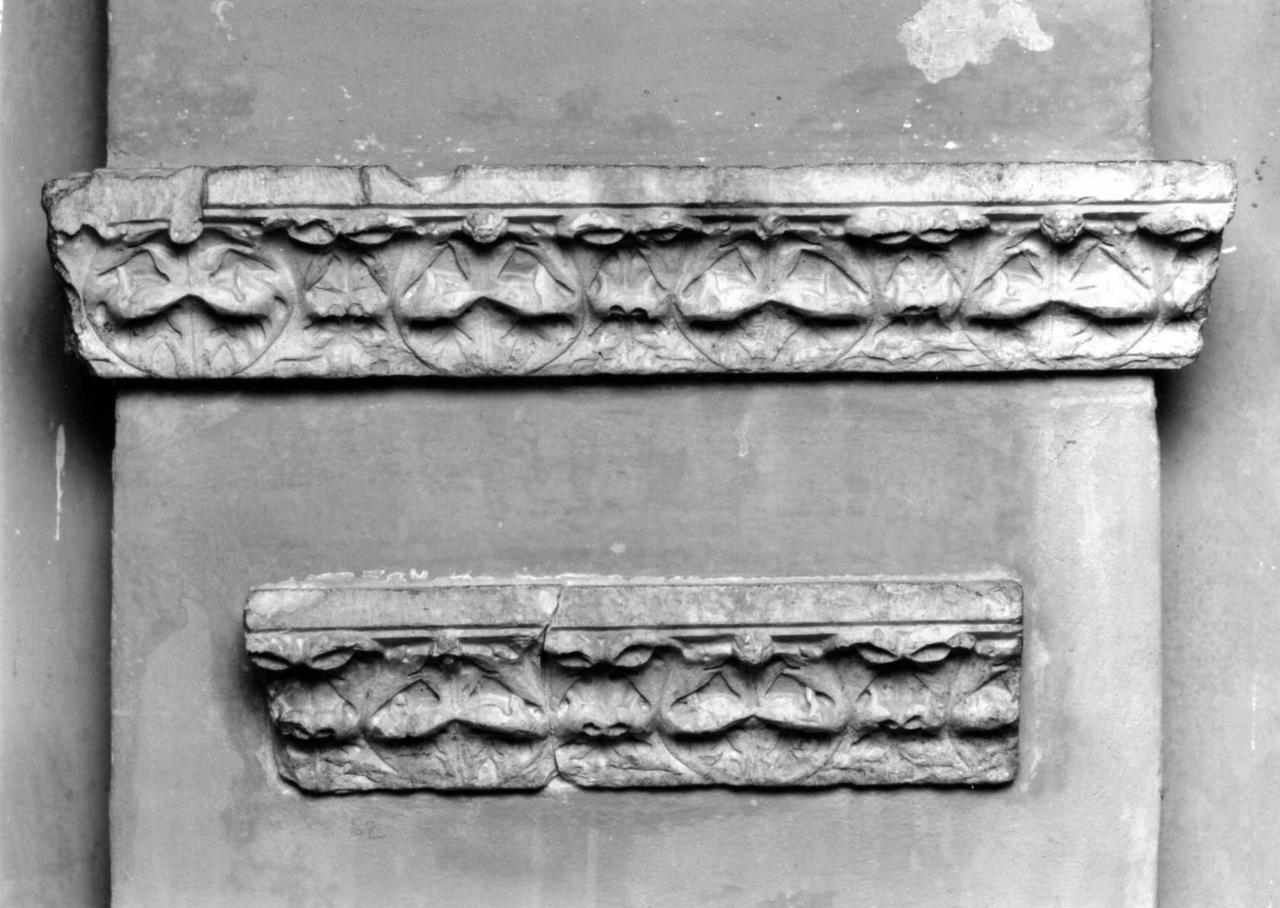 cornice architettonica, frammento - bottega modenese (secc. XV/ XVI)