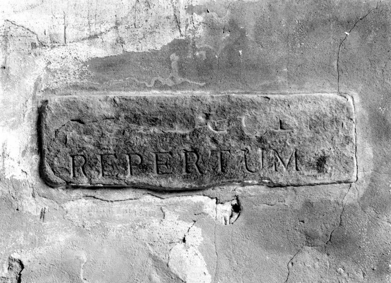 lapide commemorativa, frammento - bottega modenese (sec. XVIII)