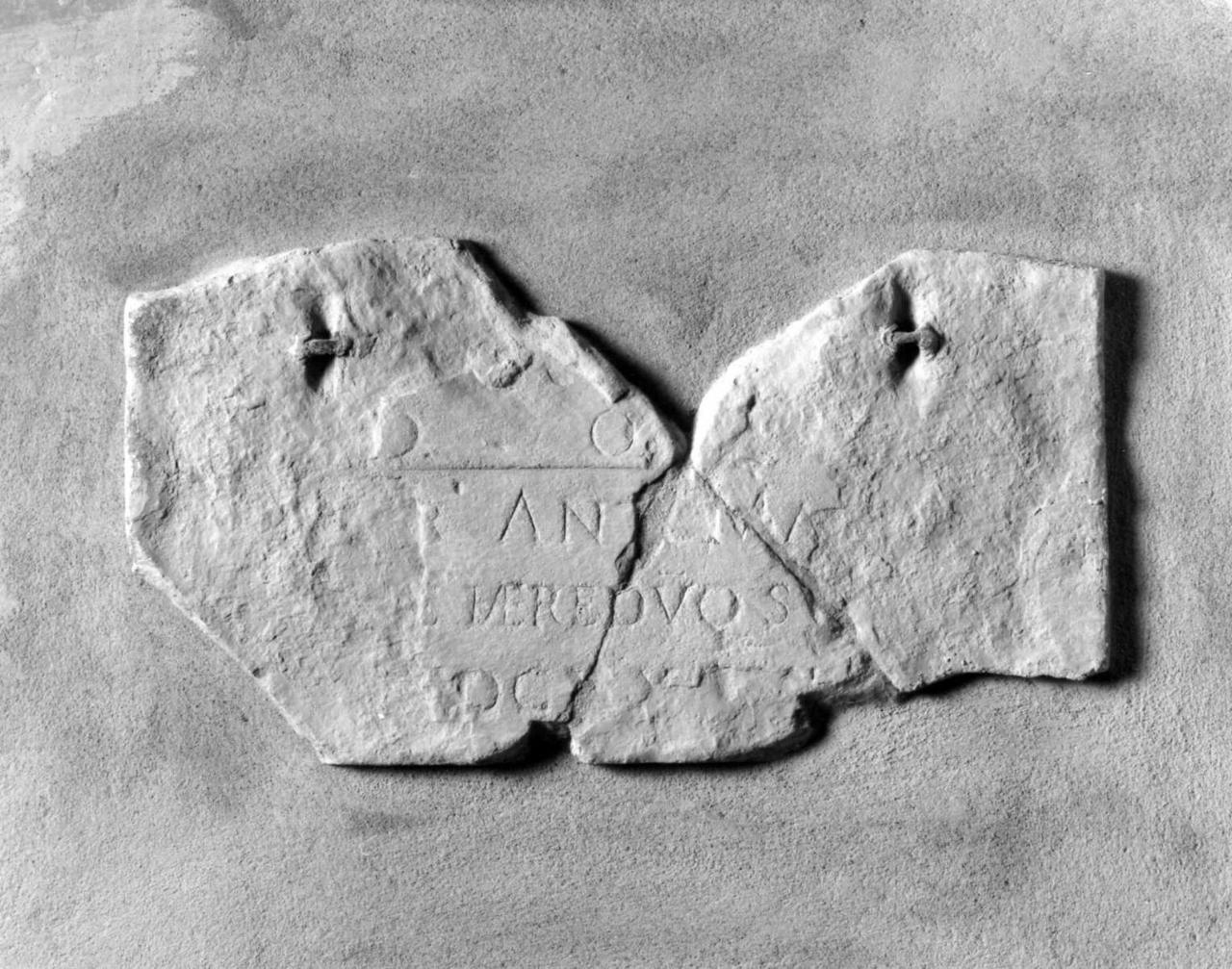 lapide tombale, frammento - bottega modenese (sec. XVII)