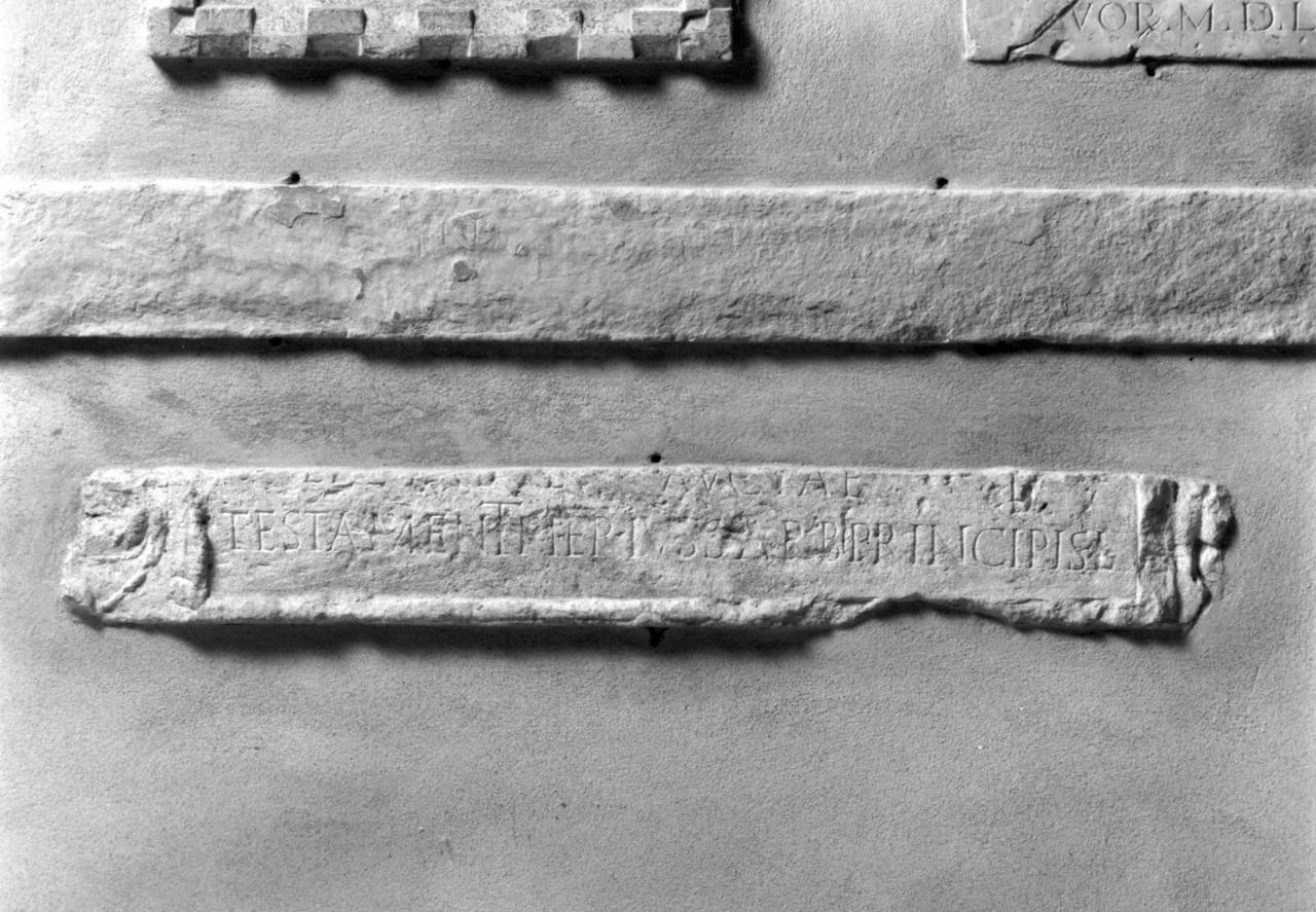 lapide, frammento - bottega modenese (secc. XV/ XVI)