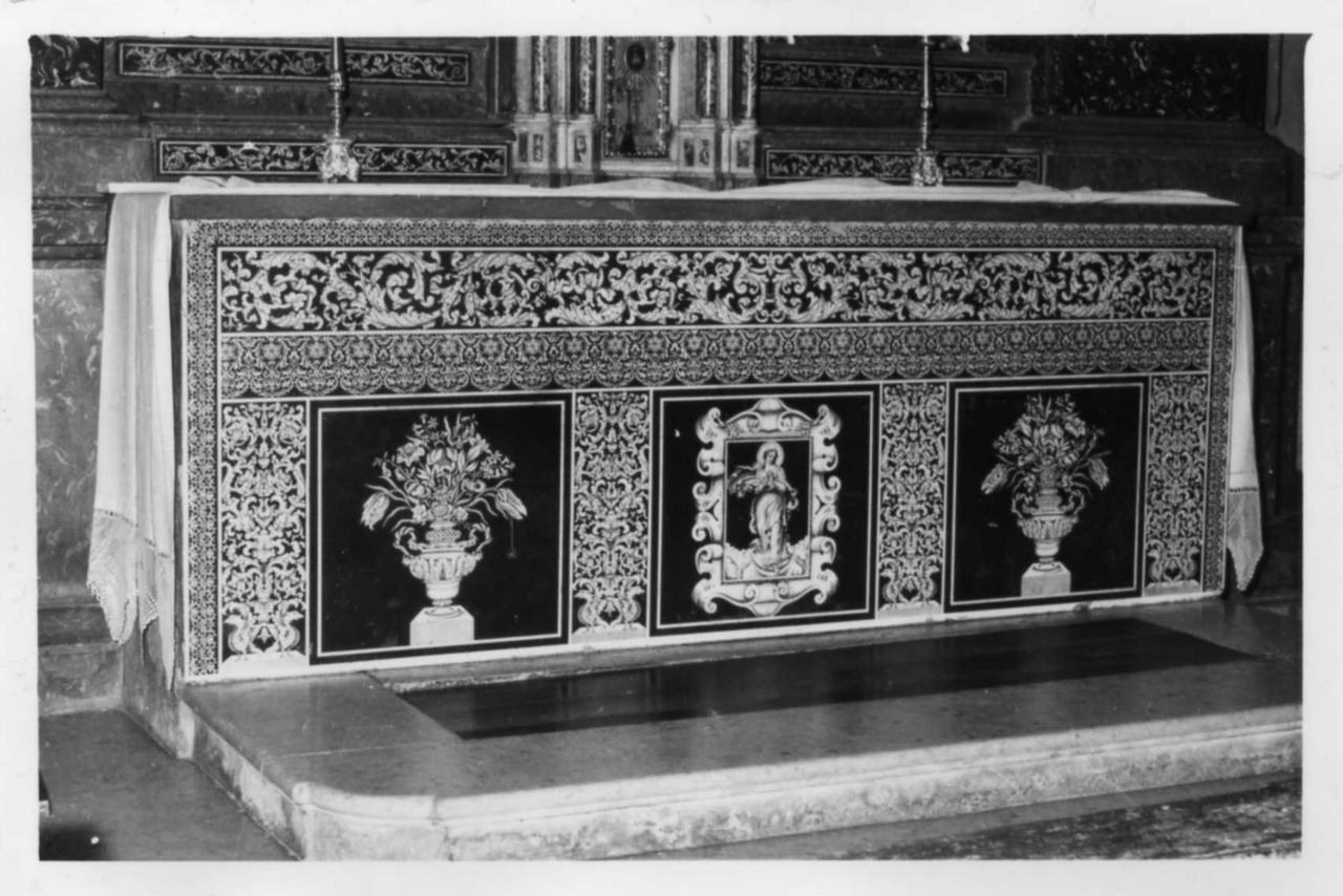 motivi decorativi a candelabra (paliotto - a pannello piano) di Gavignani Giovanni (metà sec. XVII)