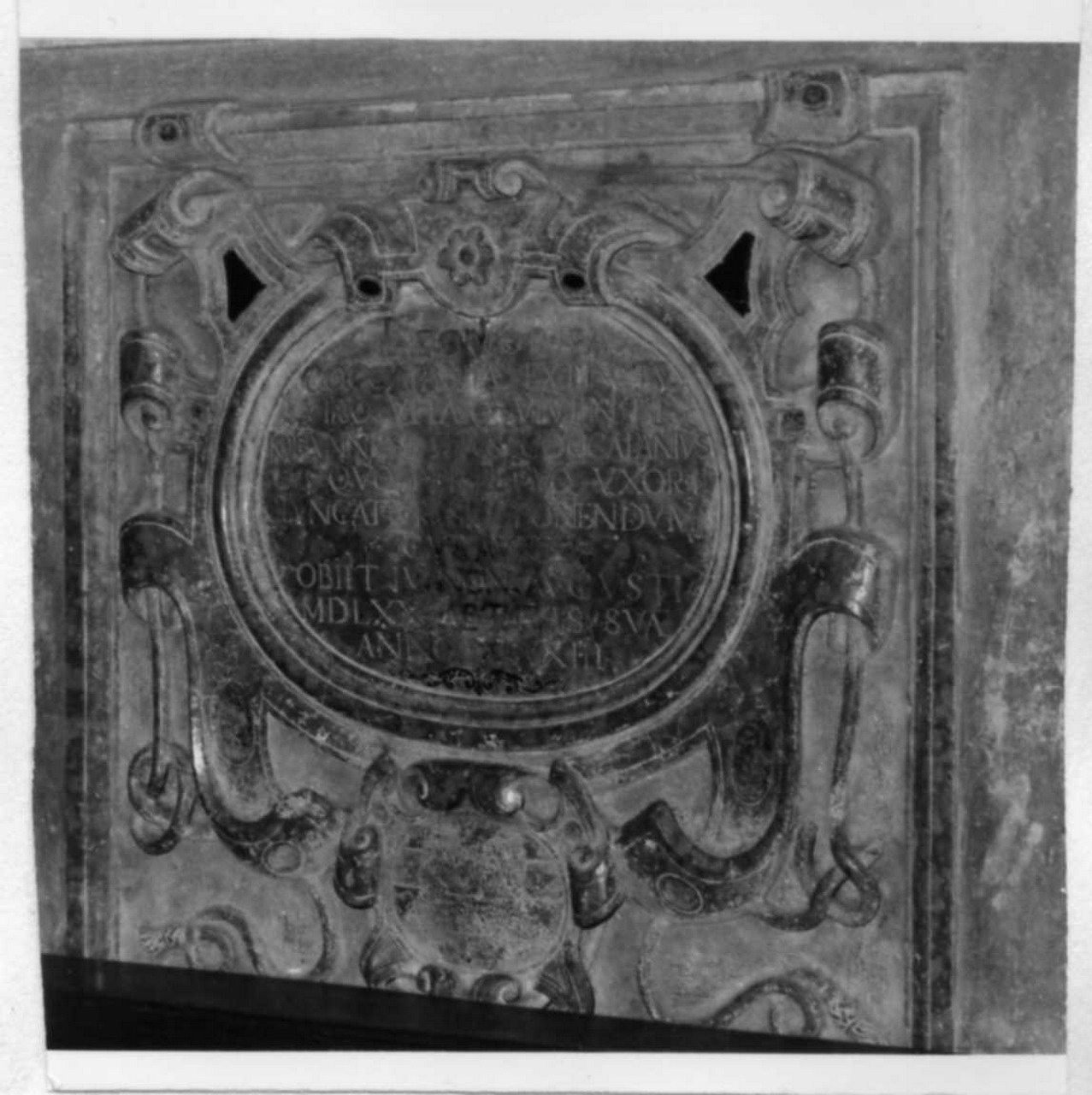 lapide tombale - bottega carpigiana (seconda metà sec. XVI)