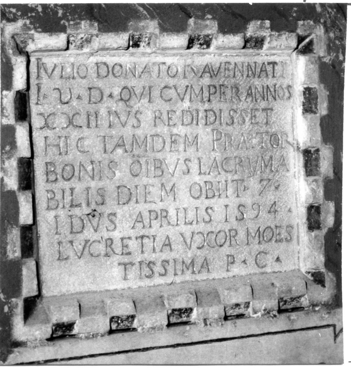 lapide tombale - bottega carpigiana (sec. XVI)