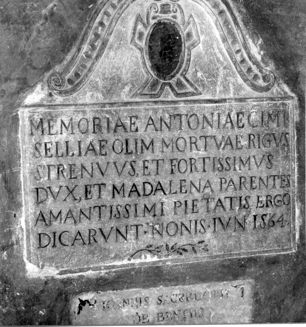 lapide tombale - bottega modenese (sec. XVI)