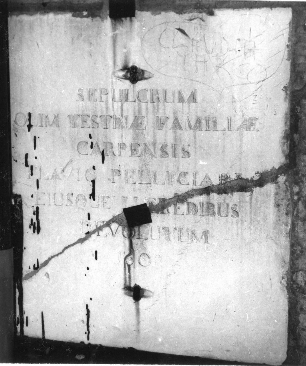 lapide tombale - bottega carpigiana (inizio sec. XVII)