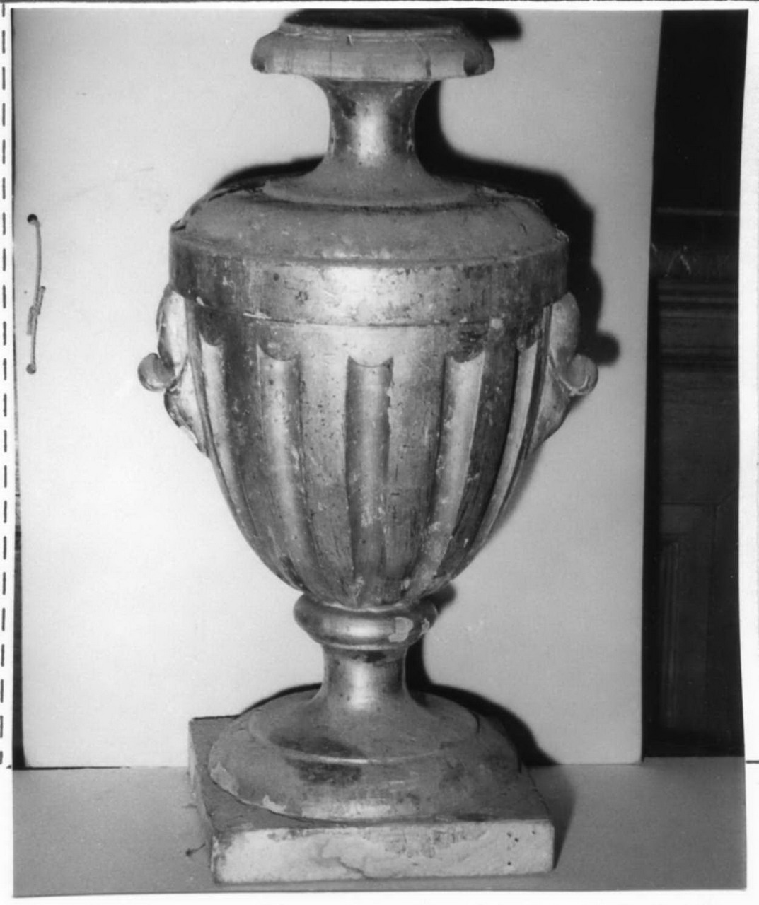 vaso d'altare con composizione floreale, serie - bottega emiliana (metà sec. XIX)