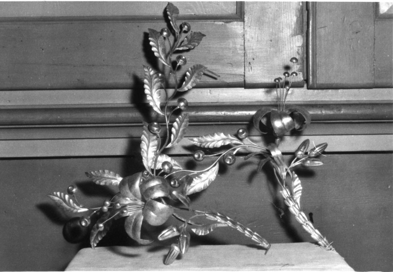 ramo di giglio (applique, serie) - bottega modenese (prima metà sec. XIX)