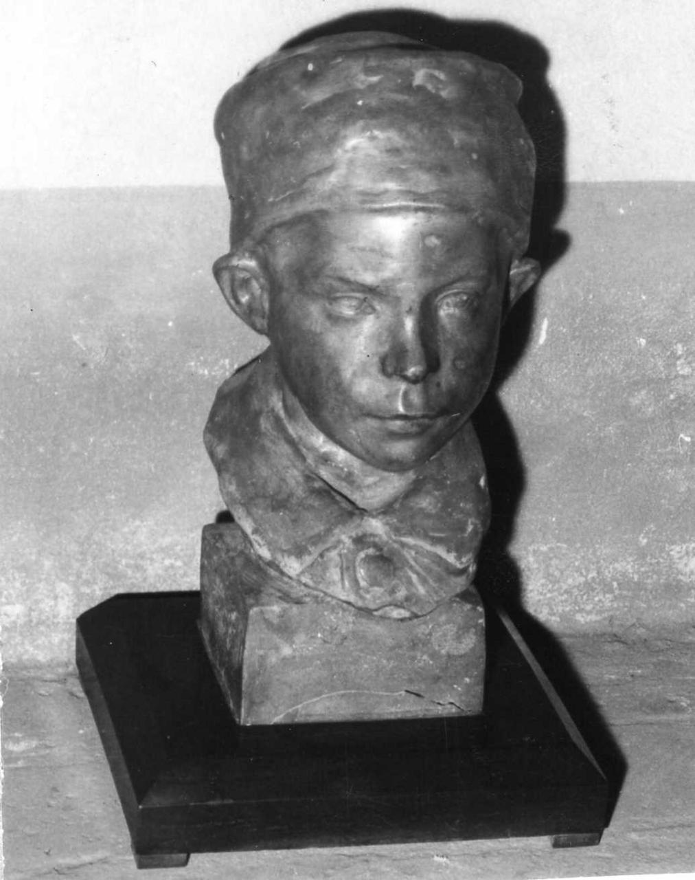 ritratto di bimbo (scultura) di Lugli Salesio (inizio sec. XX)