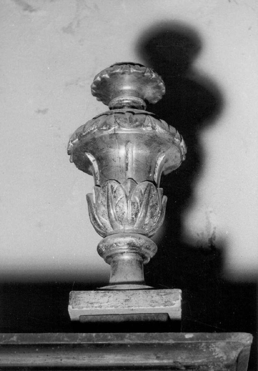 vaso d'altare con composizione floreale, serie - manifattura emiliana (metà sec. XIX)