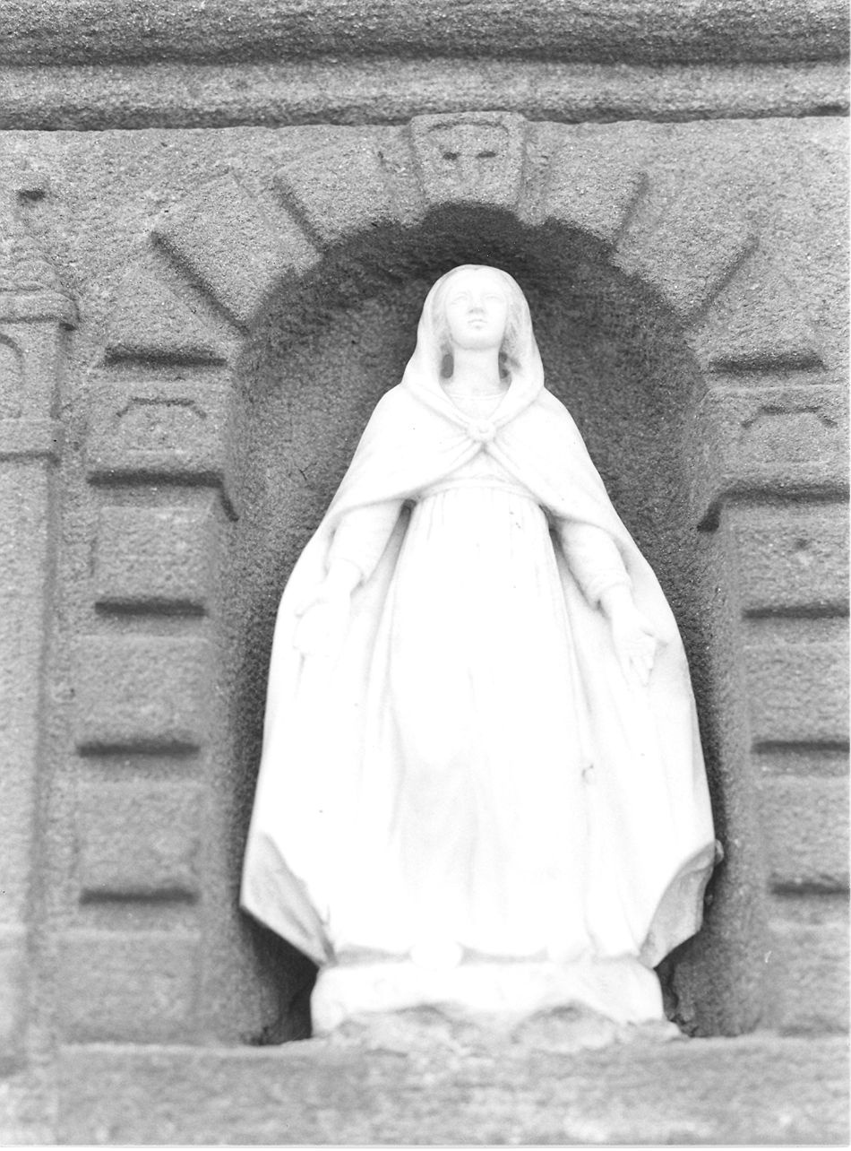 Madonna della Misericordia (statuetta devozionale) - ambito carrarese (ultimo quarto sec. XIX)