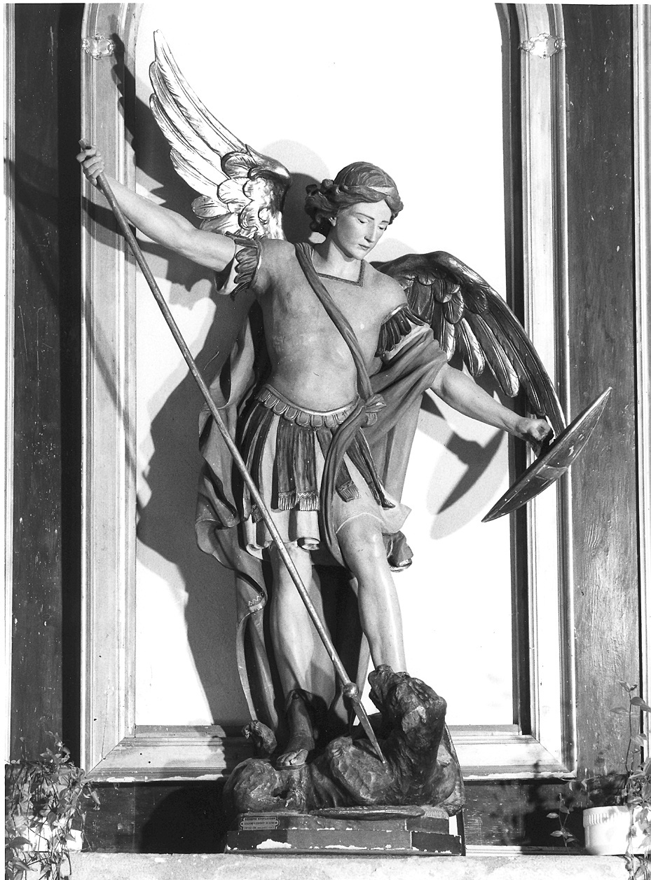 San Michele Arcangelo combatte il drago (statua) di Stuflesser Giuseppe (sec. XX)