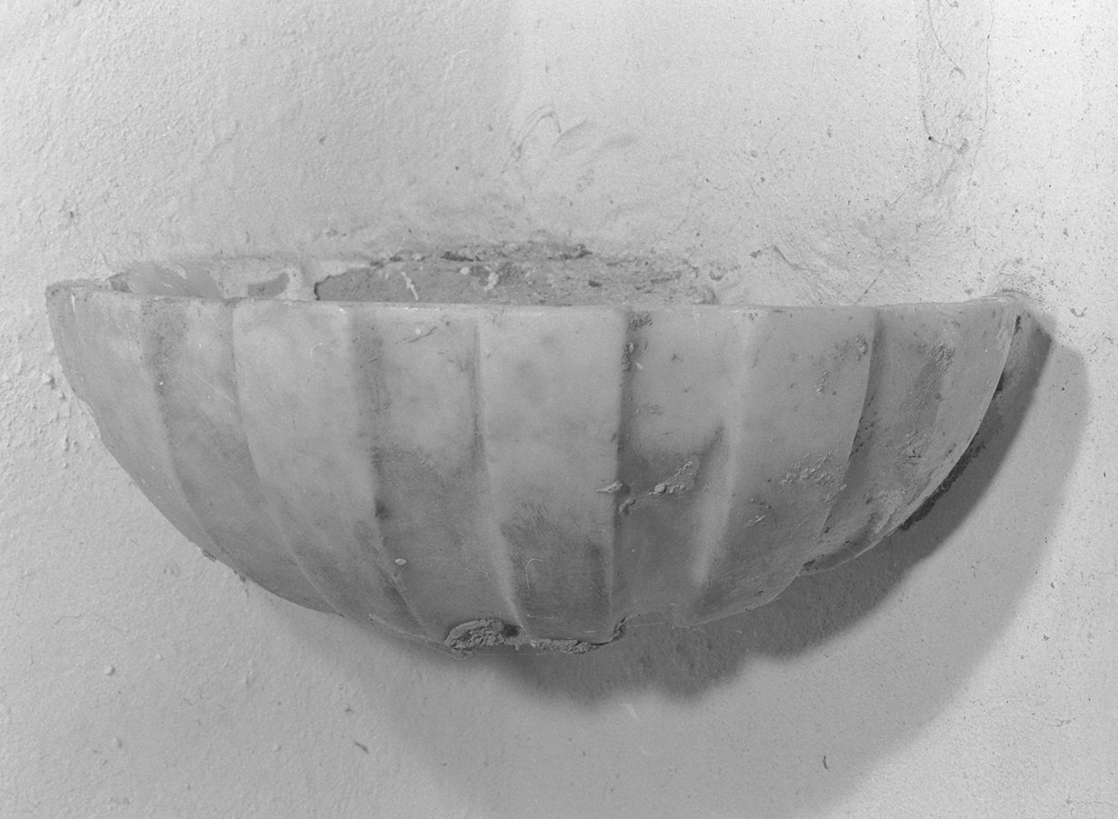 acquasantiera da parete - ambito carrarese (prima metà sec. XVIII)