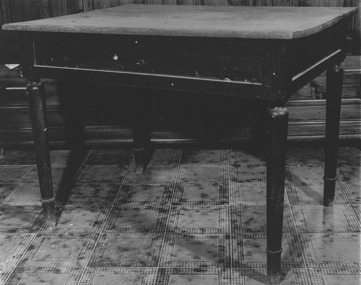 tavolo da centro - ambito parmense (seconda metà sec. XIX)