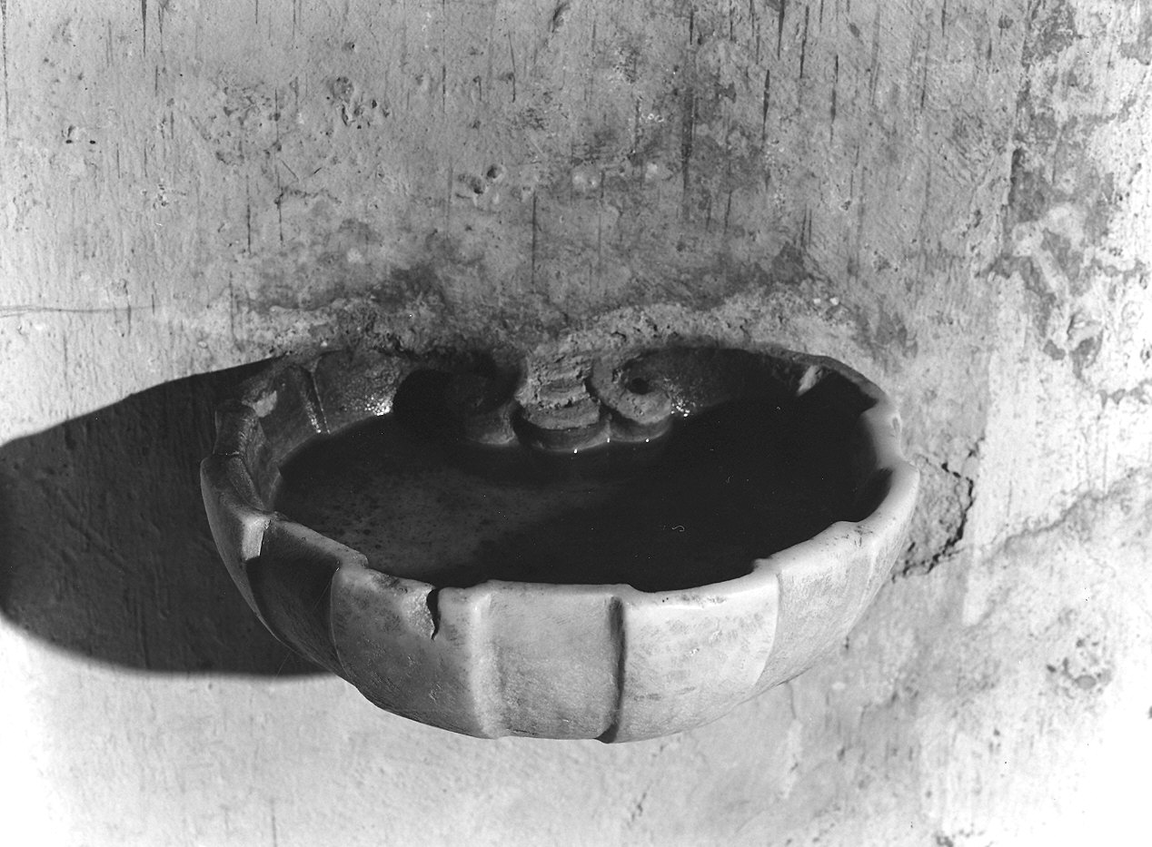 acquasantiera da parete, coppia - ambito carrarese (sec. XVIII)