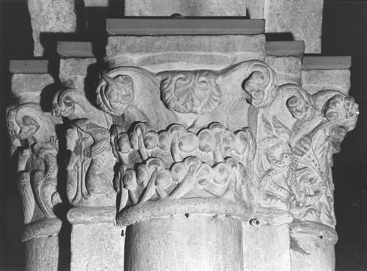 animali danzanti e figure umane (capitello di colonna) di Antelami Benedetto (scuola) (fine/inizio secc. XII/ XIII)
