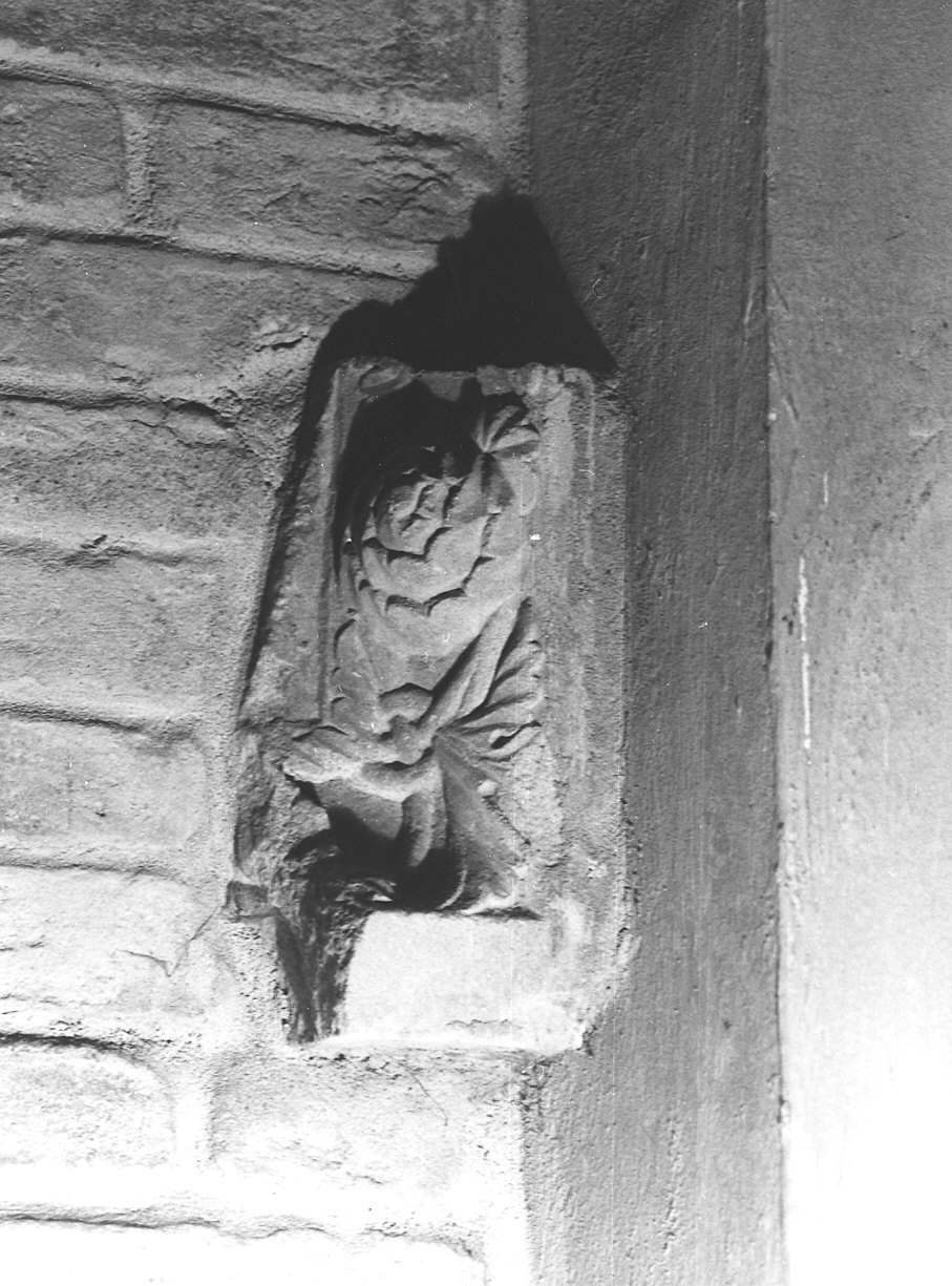 aquila/ motivi decorativi vegetali/ due teste d'uomo (scultura, insieme) - ambito emiliano (sec. XII)