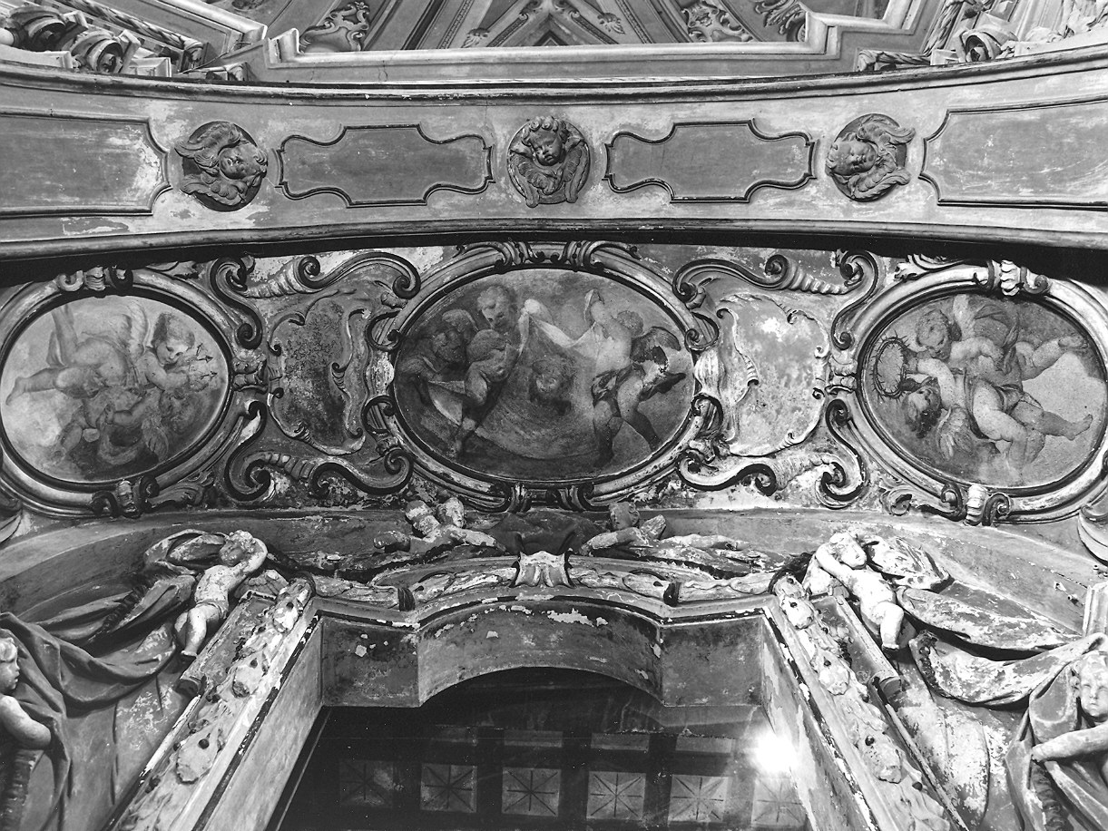 putti con strumenti della Passione (decorazione pittorica) - ambito piacentino (sec. XVIII)