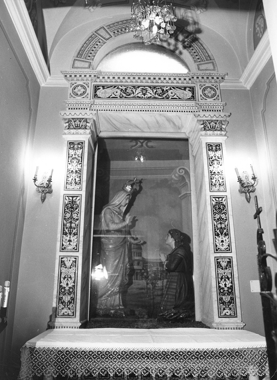 Beata Vergine di Caravaggio appare ad una contadina (scultura) - ambito piacentino (inizio sec. XX)