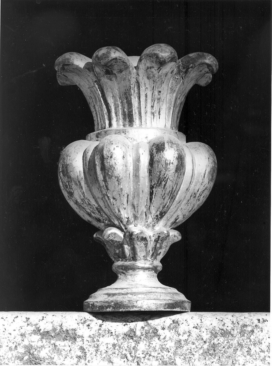vaso d'altare con composizione floreale, serie - ambito piacentino (sec. XIX)