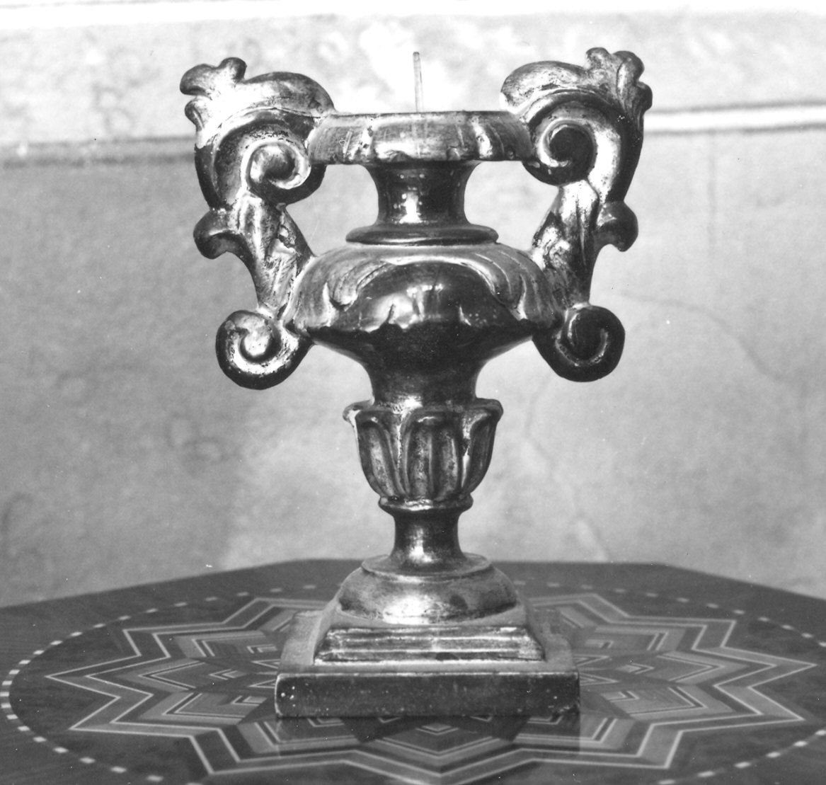 vaso d'altare con composizione floreale, serie - ambito piacentino (fine sec. XVIII)