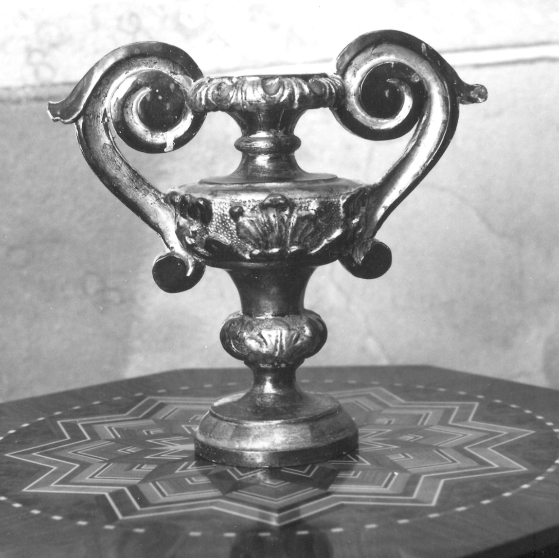 vaso d'altare con composizione floreale, serie - ambito piacentino (sec. XVIII)