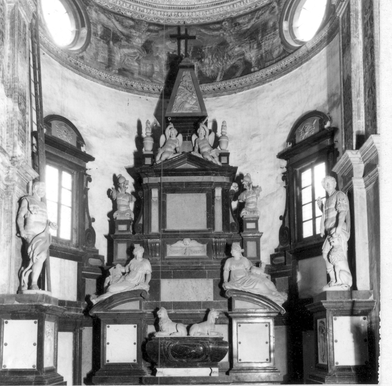 monumento funebre di Moschino Simone, Bergamini Francesco, Bergamini Orazio, Molinari Giovanni Maria, Torbati Achille (fine/inizio secc. XVI/ XVII)