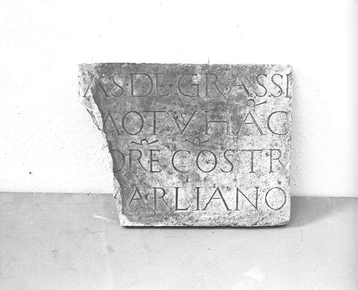 lapide tombale, frammento - ambito piacentino (fine/inizio secc. XV/ XVI)