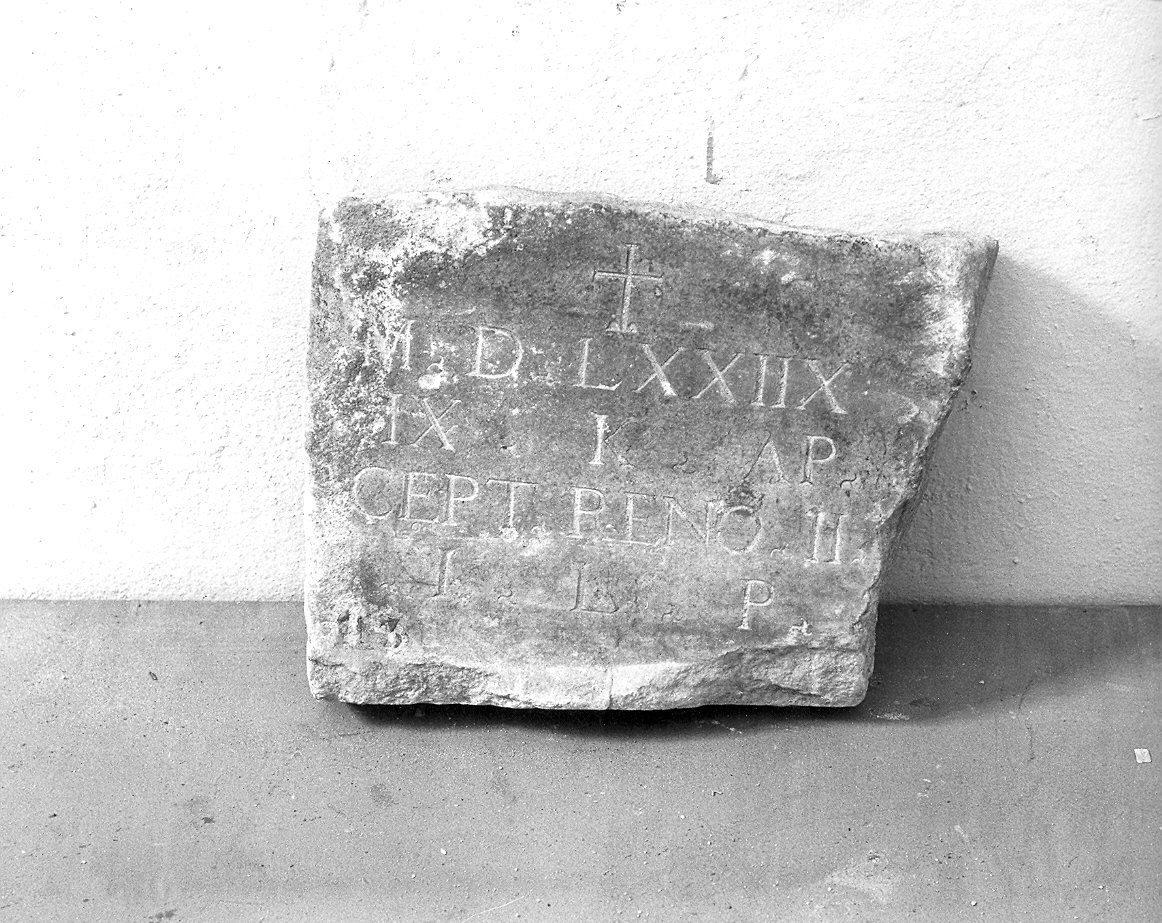 lapide tombale, frammento - ambito piacentino (sec. XVI)