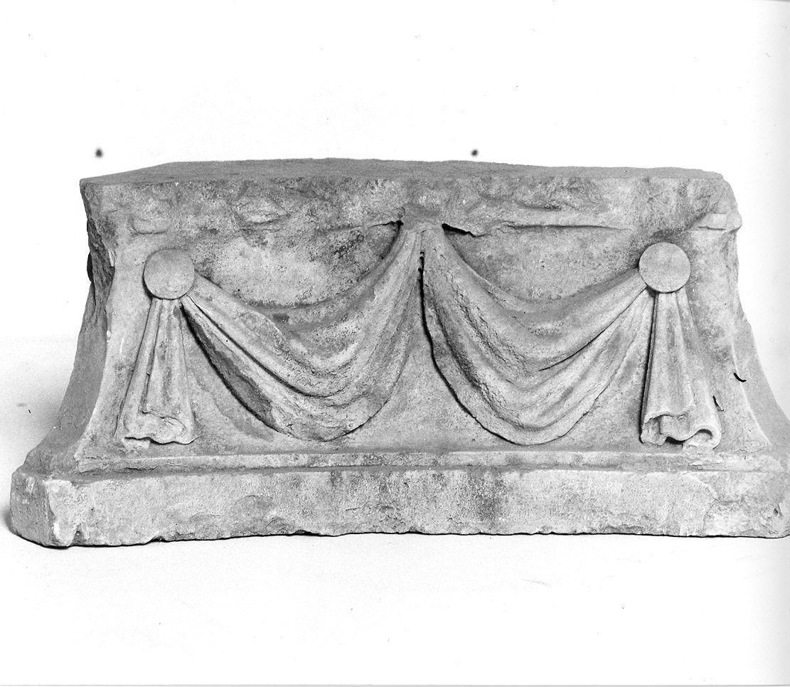 base, frammento - ambito italiano (secc. I/ IV)