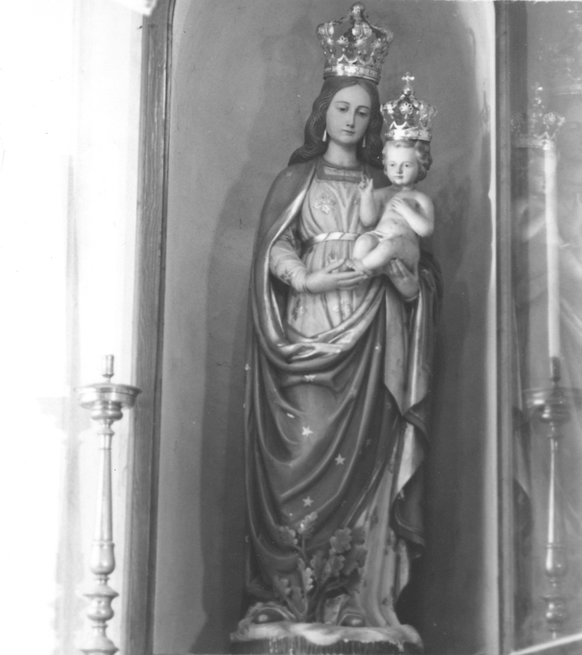 Madonna con Bambino (statua) di Stuflesser Giuseppe (prima metà sec. XX)